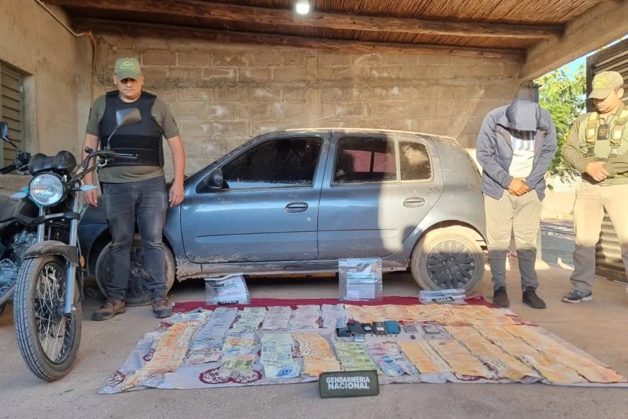 ALLANAMIENTO EN CAPITAL: SECUESTRAN DROGAS, DINERO, VEHICULOS Y DETIENEN A UN SUJETO