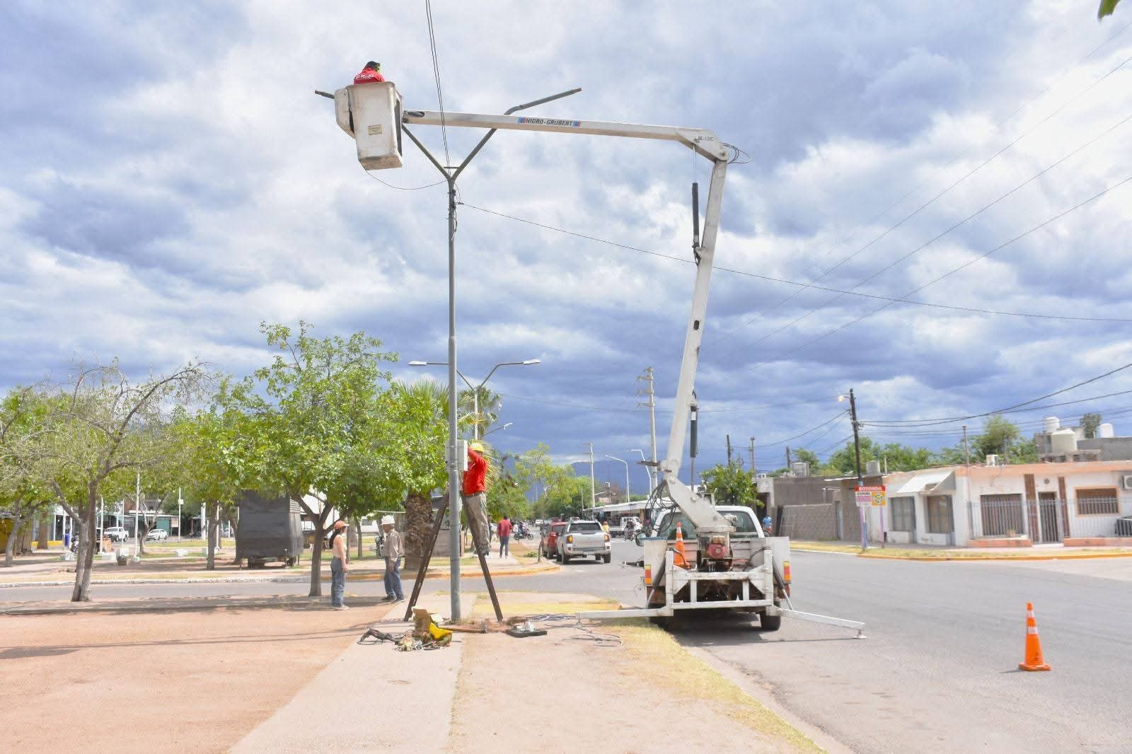 LA MUNICIPALIDAD COLOCÓ LUMINARIAS EN EL BARRIO HOSPITAL