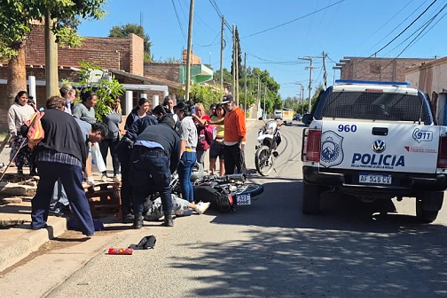 TENIA PEDIDO DE CAPTURA, CHOCÓ EN LA MOTO Y TERMINÓ DETENIDO