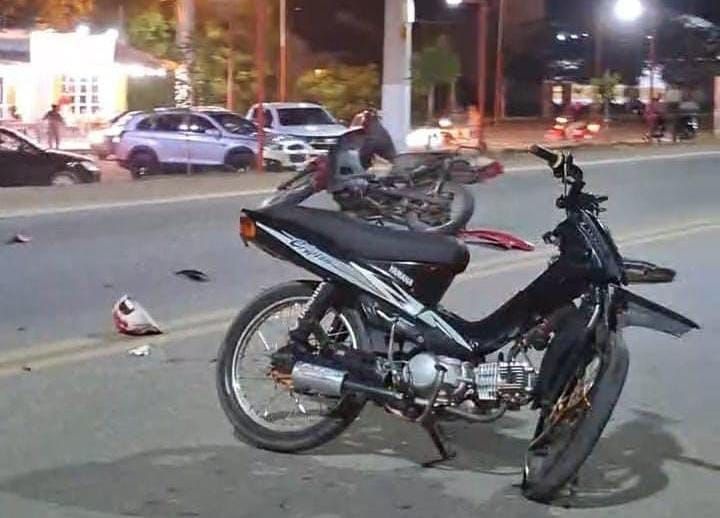 DOS MOTOCICLETAS CHOCARON DE FRENTE EN CHAMICAL Y UNO DE LOS CONDUCTORES ESTÁ GRAVE