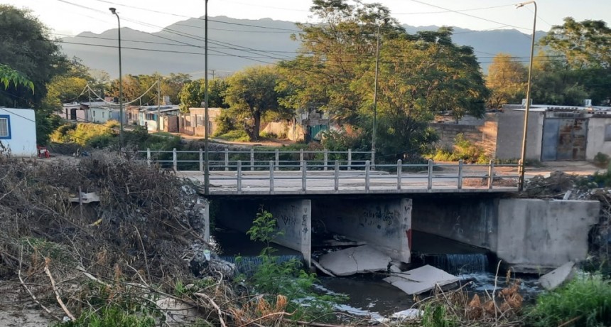 VECINOS DEL BARRIO 20 DE MAYO PIDEN UNA SOLUCIÓN URGENTE