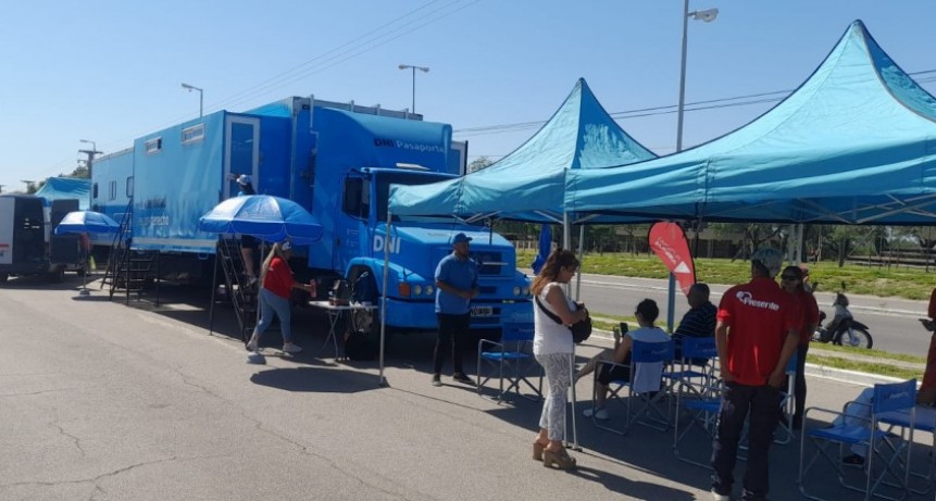 EL CAMIÓN DEL RENAPER ESTÁ REALIZANDO DOCUMENTOS EN EL PLAYÓN DE ACCESO AL AUTÓDROMO
