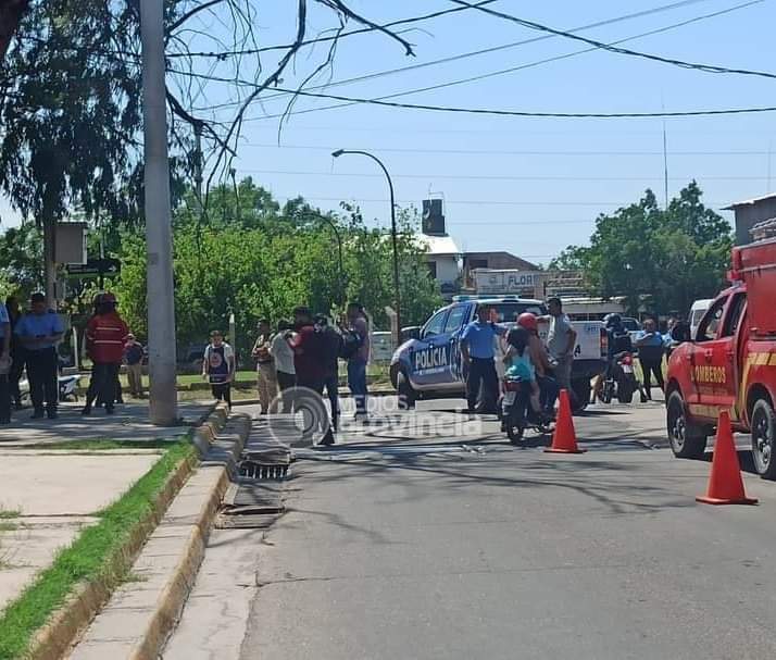 MUJER AMENAZÓ TIRARSE DE UN ÁRBOL Y ATENTAR CONTRA SU VIDA