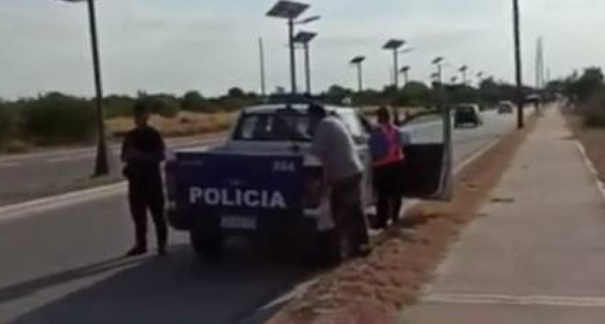 INCREÍBLE SITUACIÓN: ENCONTRARON A UN PEQUEÑO SOLO EN EL PUENTE DE INGRESO AL BARRIO NÉSTOR KIRCHNER