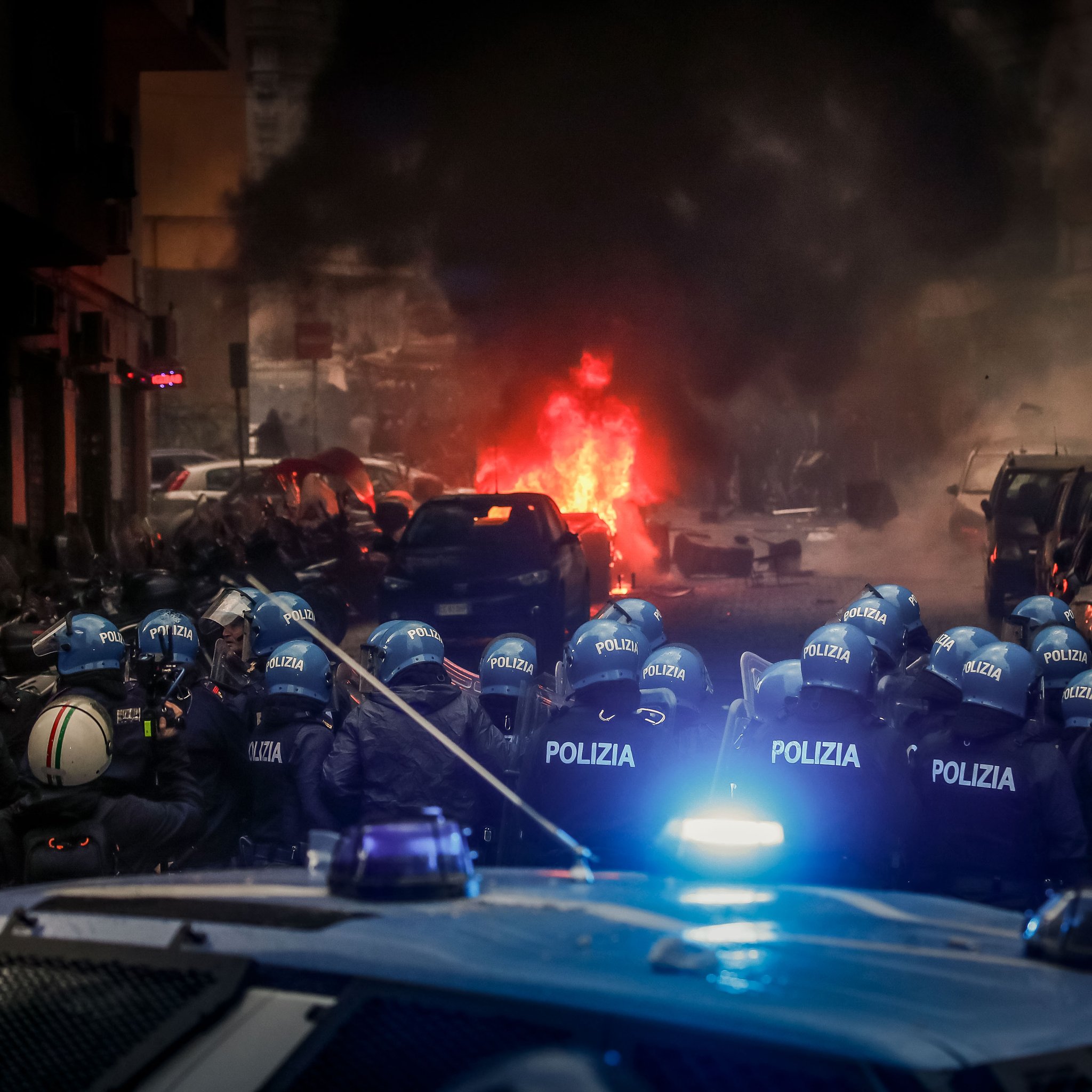 FEROZ ENFRENTAMIENTO ENTRE LOS HINCHAS DEL EINTRACHT FRANKFURT Y LA POLICIA ITALIANA