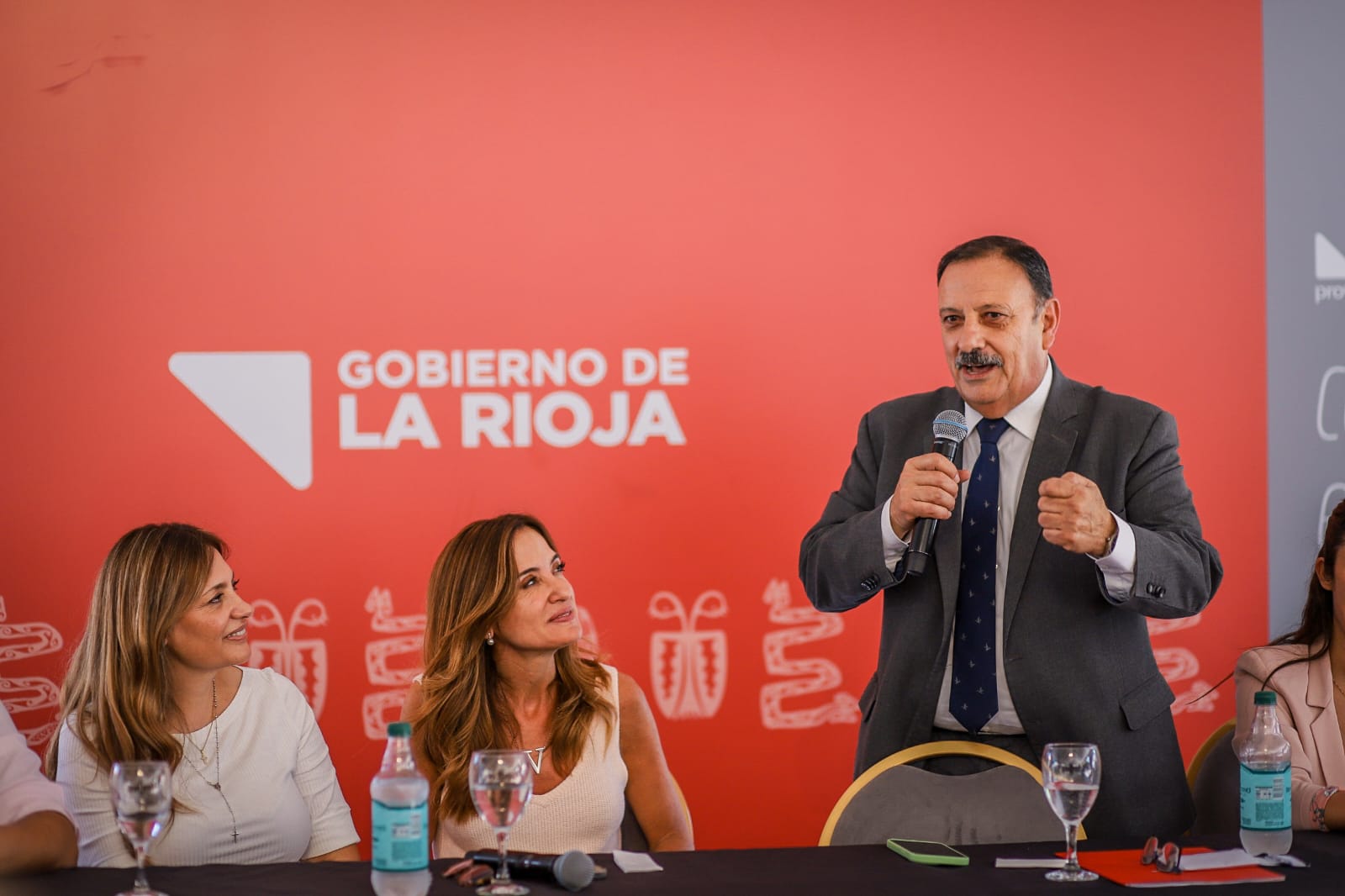 EL GOBERNADOR RICARDO QUINTELA ENTREGÓ ELEMENTOS A MICROEMPRENDEDORES Y FIRMÓ UN CONVENIO  CON LA CAMARA EMPRESARIAL RIOJANA PARA GENERAR EMPLEOS