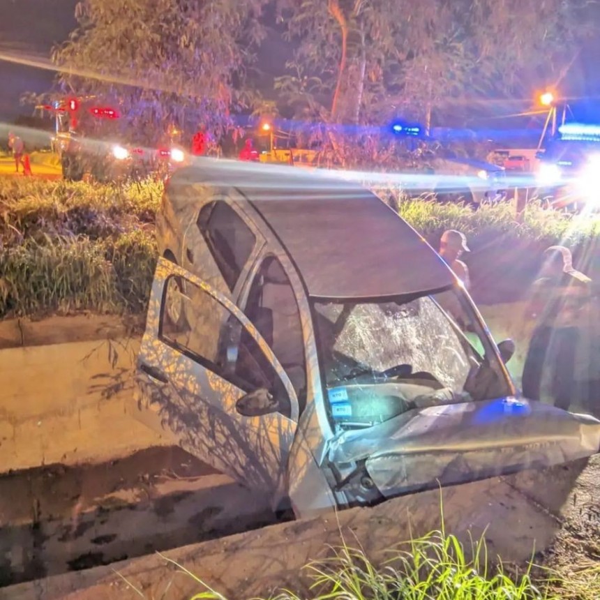 CONDUCTOR CAYÓ CON SU VEHÍCULO AL LECHO DEL RÍO