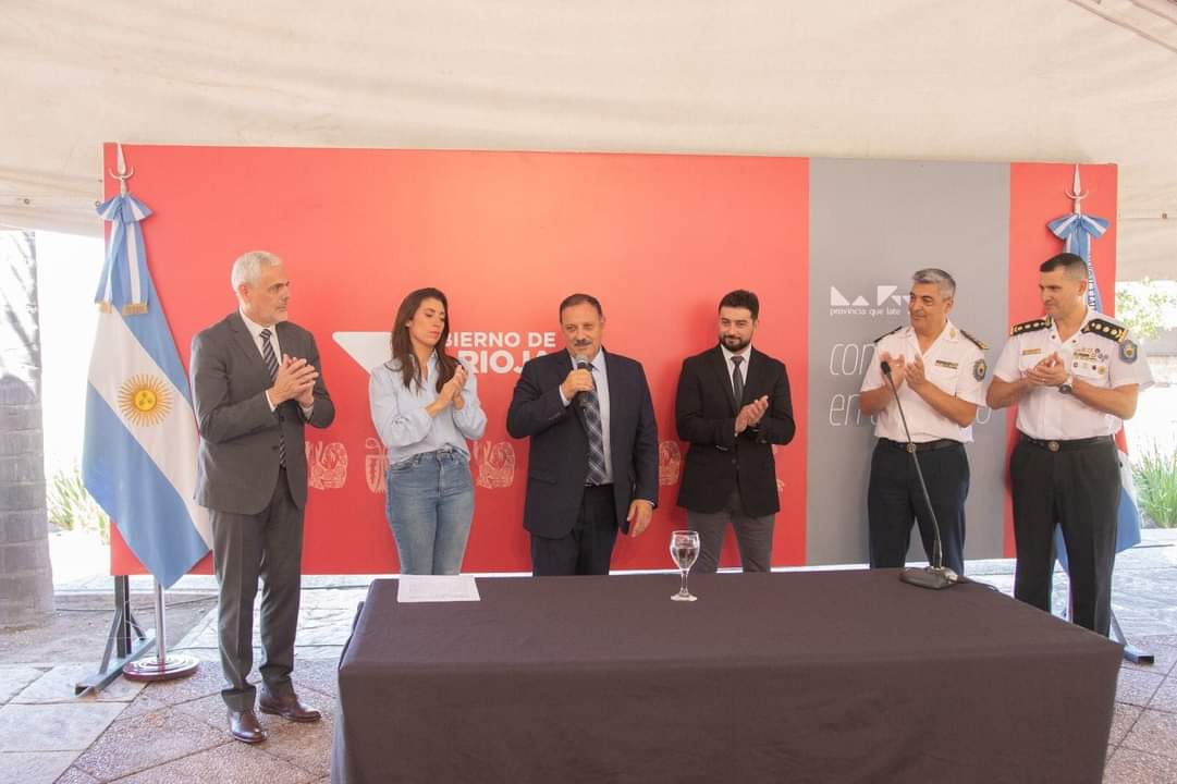 EL GOBERNADOR RICARDO QUINTELA PUSO EN FUNCIONES A LOS NUEVOS JEFE Y SUBJEFE DE LA POLICÍA