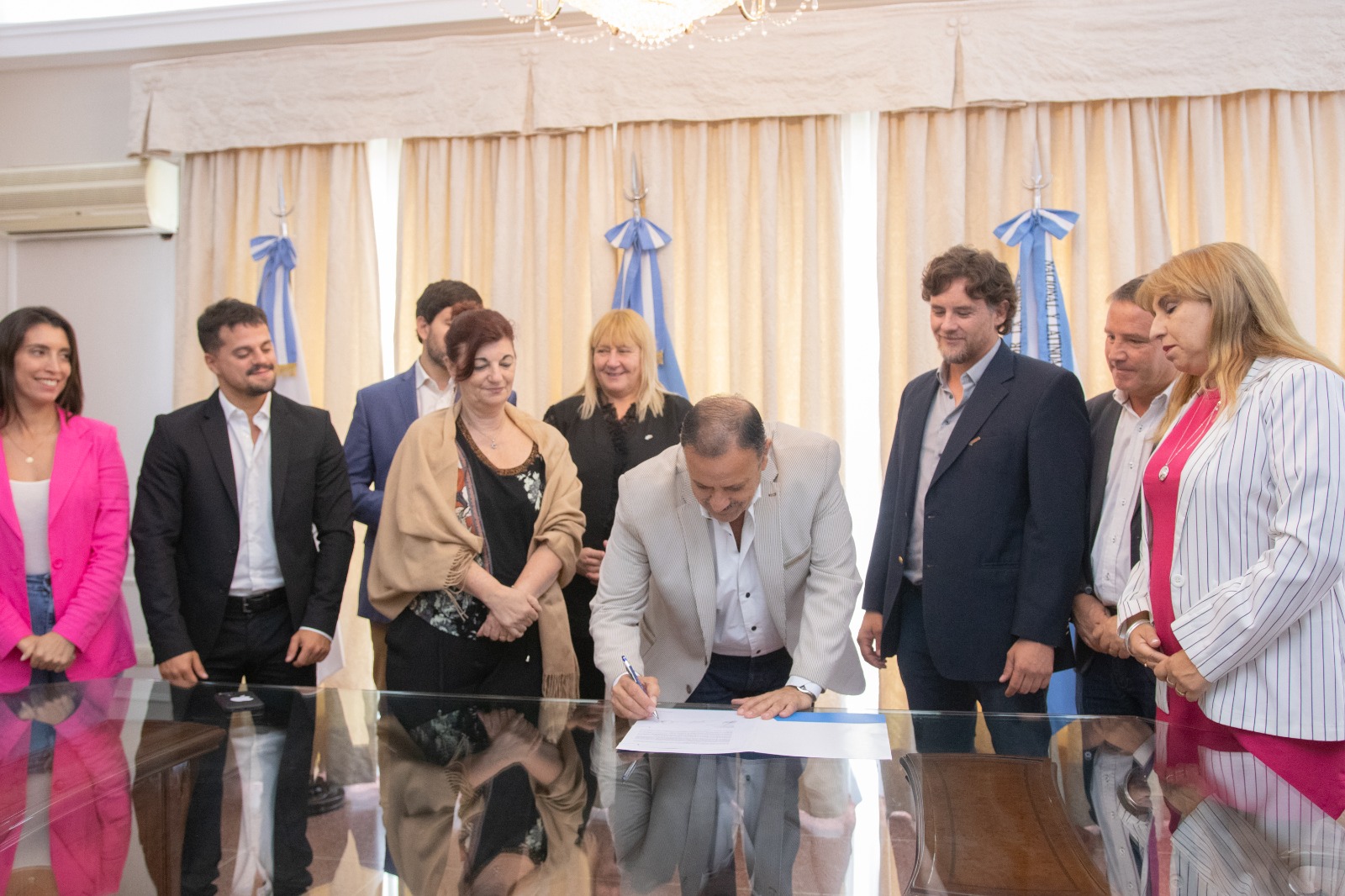 RICARDO QUINTELA JUNTO A LA MINISTRA DE TRABAJO DE NACIÓN FIRMARON  EL REPRO EN BENEFICIO  DE LOS TRABAJADORES DE LA COOPERATIVA LA RIOJANA