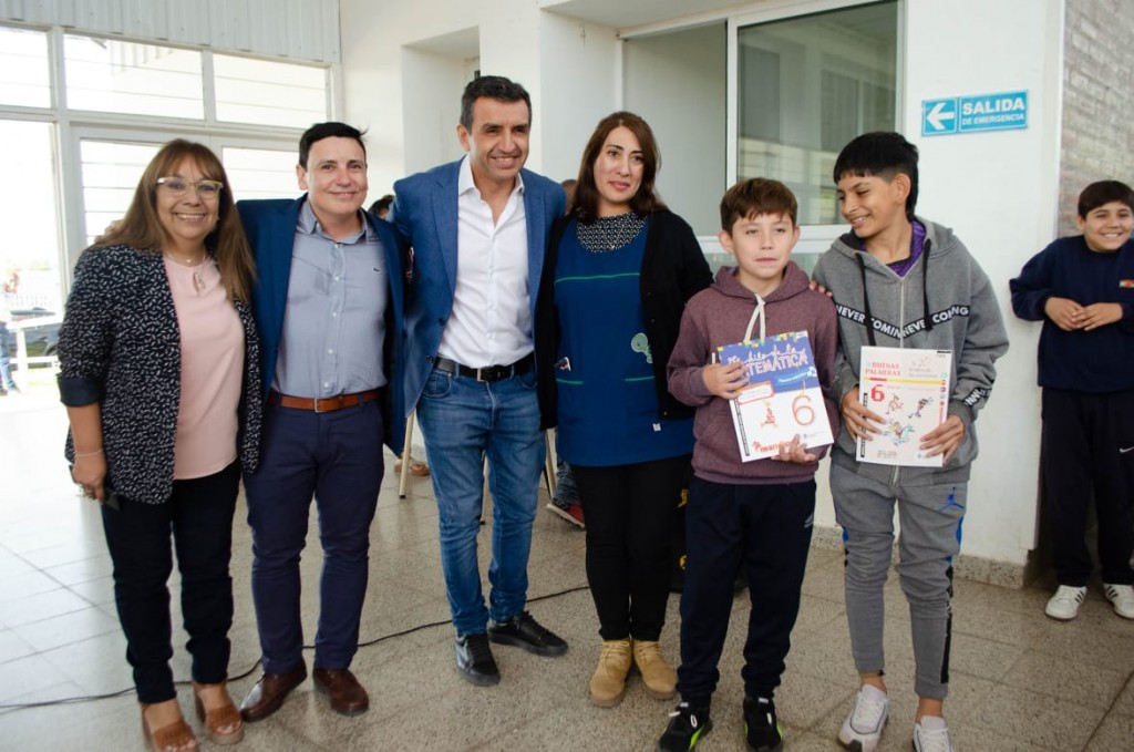 EDUCACIÓN ENTREGÓ OCHENTA MIL LIBROS PARA ESTUDIANTES DE TODA LA PROVINCIA 