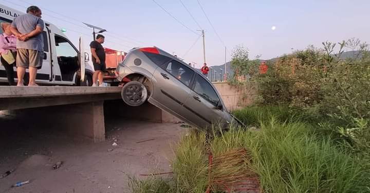 UN VEHÍCULO QUEDÓ COLGADO DE UN PUENTE Y LO RESCATARON 