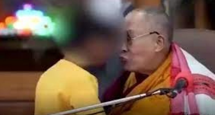 EL DALAI LAMA PIDIÓ DISCULPAS POR BESAR EN LA BOCA A UN NENE Y PEDIRLE QUE LE CHUPARA LA LENGUA