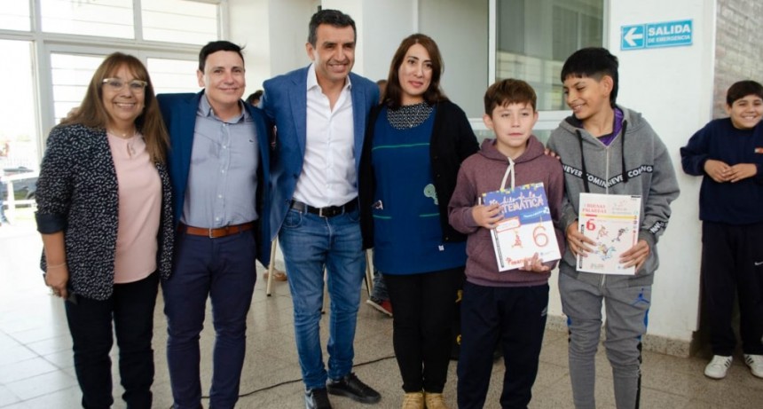 EDUCACIÓN ENTREGÓ OCHENTA MIL LIBROS PARA ESTUDIANTES DE TODA LA PROVINCIA 