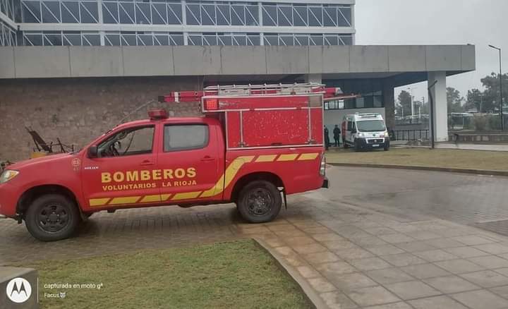 UNA PLACA DE VIDRIO CAYÓ SOBRE UN TRABAJADOR Y LE CAUSÓ HERIDAS