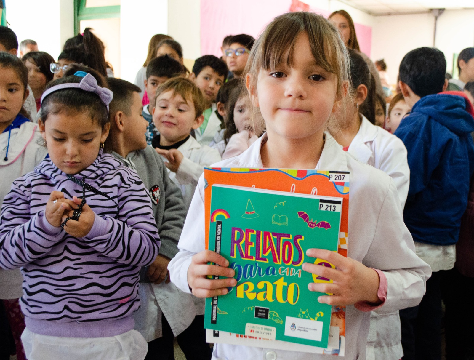 EL GOBIERNO ENTREGÓ MÁS DE 1600 LIBROS EN EL DEPARTAMENTO CASTRO BARROS