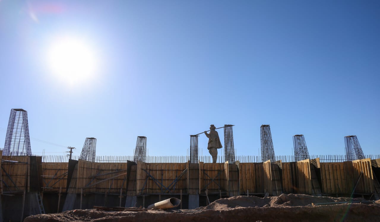 SE ENCUENTRA CON UN IMPORTANTE AVANCE LA OBRA DEL DISTRIBUIDOR VIAL ROTONDA MONUMENTO AL CHACHO PEÑALOZA