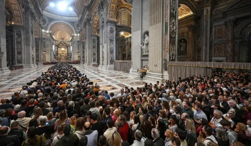EL VATICANO CIERRA EL ATAÚD DEL PAPA TRAS LAS DESPEDIDA DE 280.000 PERSONAS