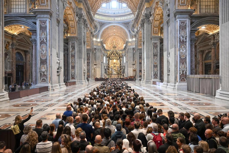EL VATICANO ABRIÓ SUS PUERTAS PARA QUE MILES DE FIELES PARTICIPEN DEL FUNERAL DEL PAPA FRANCISCO