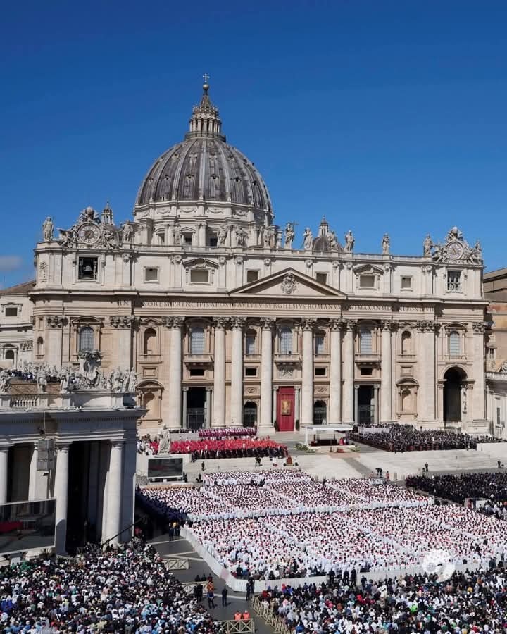 UNA MULTITUD DE FIELES Y LIDERES DEL MUNDO DESPIDIERON AL PAPA FRANCISCO
