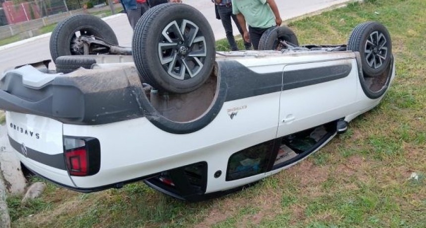 VOLCÓ EN SU CAMIONETA NUEVA Y SALIÓ ILESO