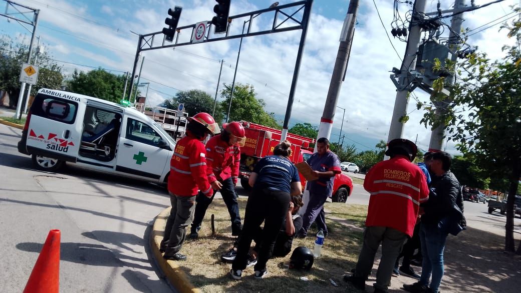 LOS CHOCÓ UN AUTO Y TERMINARON EN EL HOSPITAL
