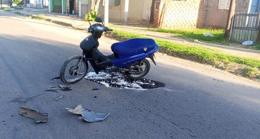 CHOQUE FRONTAL ENTRE UNA MOTO Y UN AUTO DEJÓ UN HERIDO