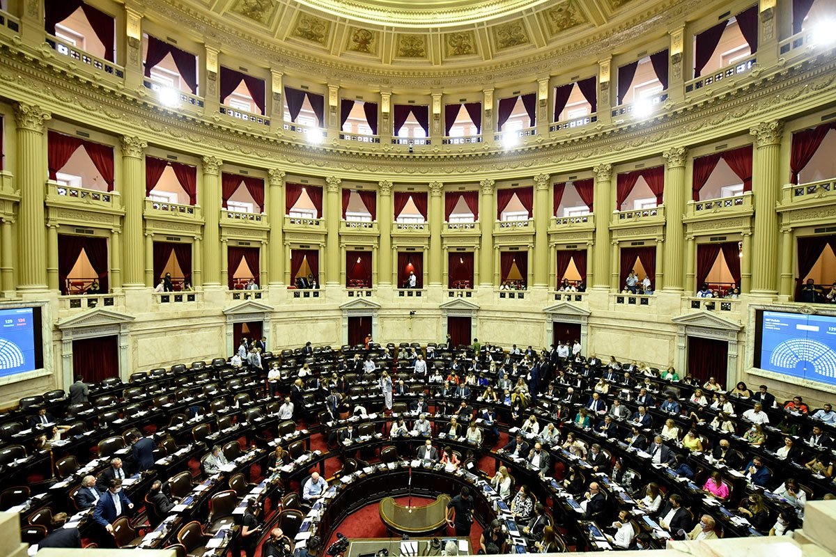 DIPUTADOS RINDE UN SENTIDO HOMENAJE AL PAPA FRANCISCO