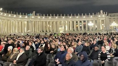 IMPACTANTE CEREMONIA EN LA PLAZA DE SAN PEDRO EN MEMORIA DE FRANCISCO
