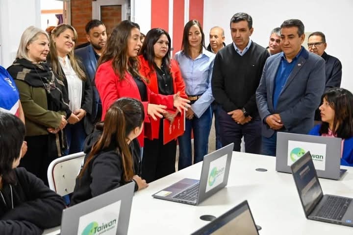 FLORENCIA LÓPEZ INAUGURÓ  AULA TECNOLOGICA EN LOMA BLANCA