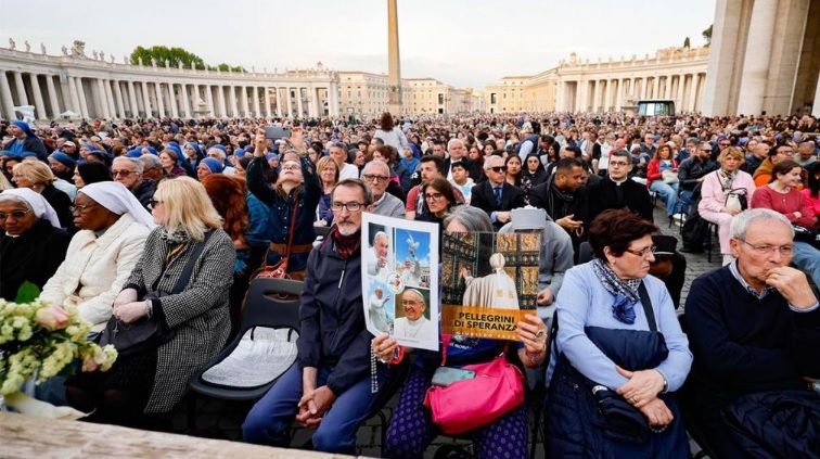 LA BASILICA DE SAN PEDRO RECIBE A LOS FIELES POR SEGUNDO DIA PARA HOMENAJEAR AL PAPA FRANCISCO