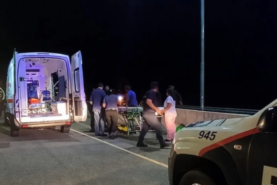 ROBARON EN UNA CASA, CHOCARON EN LA HUIDA Y FUERON DETENIDOS