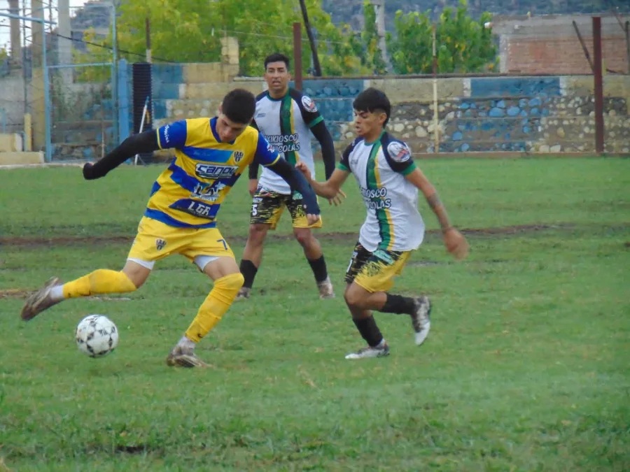 DEFENSORES DE LA PLATA GAN&Oacute; DE LOCAL Y SE METI&Oacute; EN LA PELEA DE SU ZONA EN EL PROVINCIAL