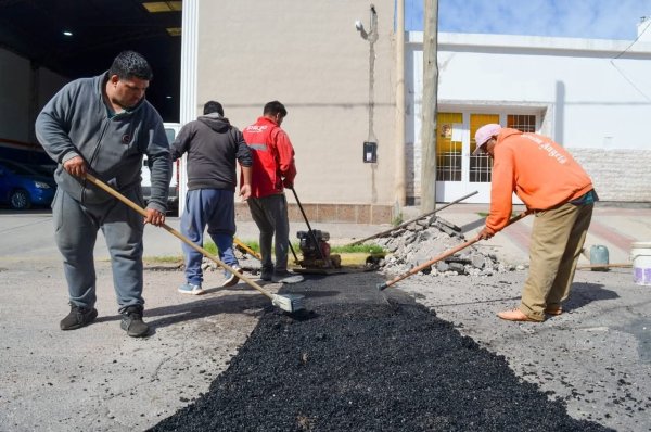 EL MUNICIPIO AVANZA CON EL OPERATIVO DE BACHEO EN LA CIUDAD