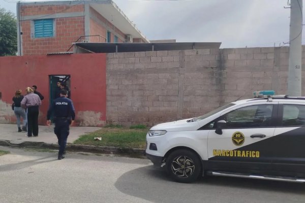 LA POLICIA FUE A ALLANAR POR UN ARMA DE FUEGO Y ENCONTR&Oacute; SUSTANCIAS PROHIBIDAS