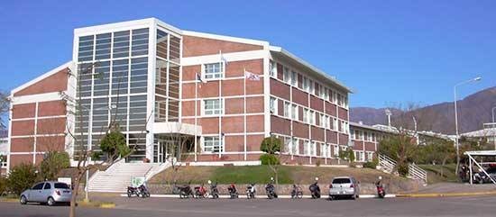 UNLAR EN CRISIS: LA VICERRECTORA DENUNCIÓ AL RECTOR