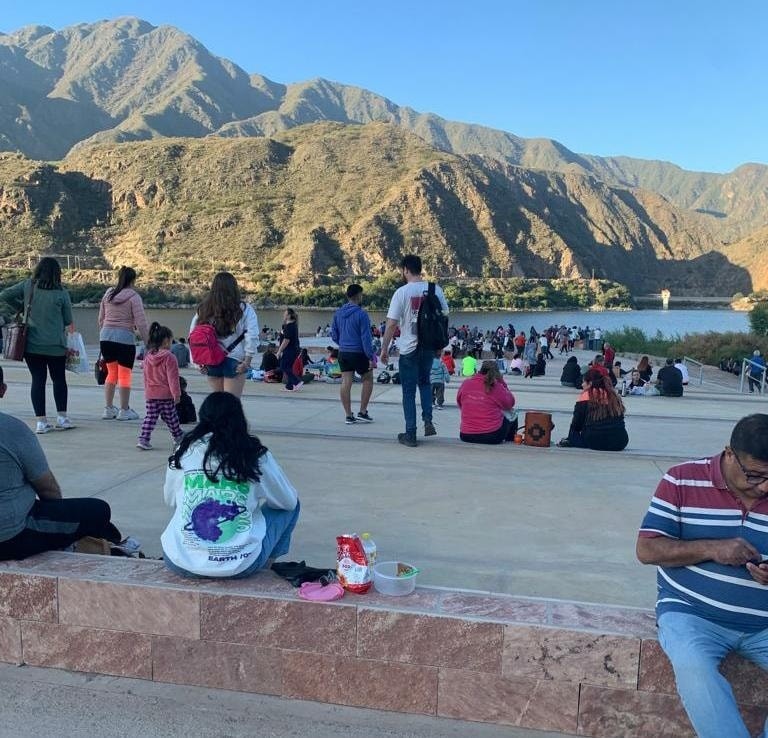 LAS FAMILIAS RIOJANAS COPARON EL PASEO “DIQUE LOS SAUCES”