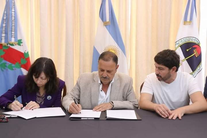 QUINTELA FIRMÓ IMPORTANTES CONVENIOS CON BATAKIS PARA PROMOVER LAS ECONOMÍAS REGIONALES 