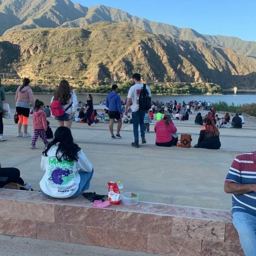 LAS FAMILIAS RIOJANAS COPARON EL PASEO “DIQUE LOS SAUCES”