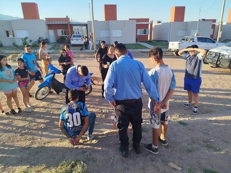 ZONA SUR: LA POLICÍA DETUVO A DOS SUJETOS EN EL BARRIO LAS TALAS