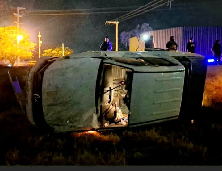 PERDIÓ EL CONTROL DE SU CAMIONETA Y VOLCÓ