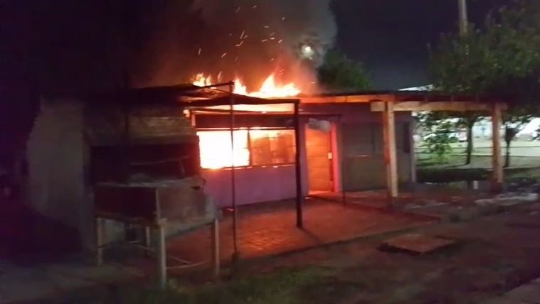 INCENDIO EN UNA POLLERIA FUE SOFOCADO POR LA POLICIA Y BOMBEROS