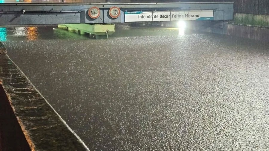AMBA BAJO EL AGUA: BARRIOS AISLADOS Y SE EVACUARON A 75 PERSONAS