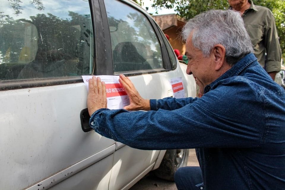 LA MUNICIPALIDAD INTENSIFICA CONTROLES Y RETIRA VEHICULOS ABANDONADOS EN LA CALLE