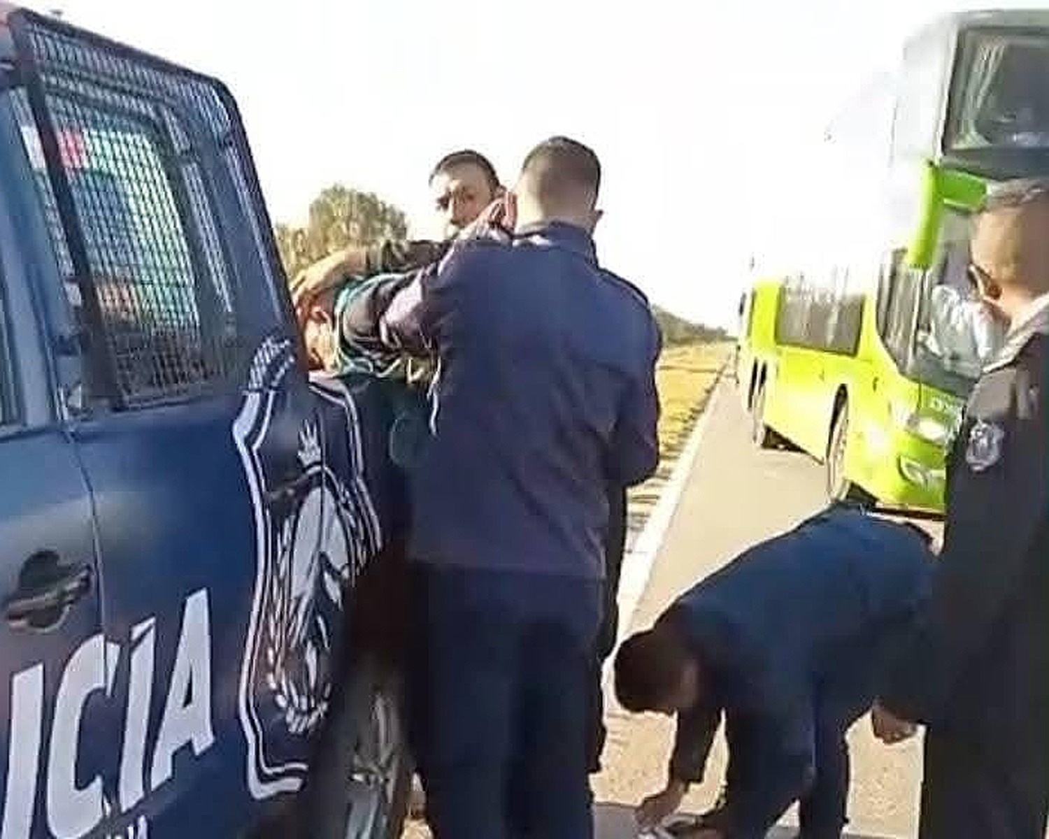 SE AGARRÓ A GOLPES CON LOS CHOFERES DE LA EMPRESA URQUIZA EN PLENO VIAJE Y TERMINÓ PRESO