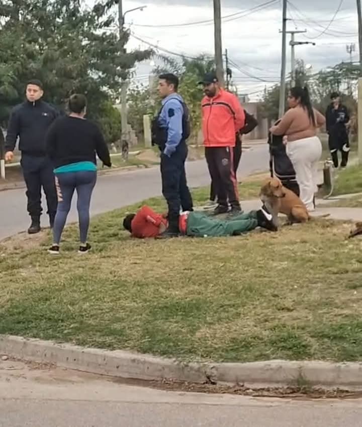 VECINOS LINCHARON A UN DELINCUENTE QUE ESTABA ROBANDO UNA MOTOCICLETA EN LA ZONA SUR