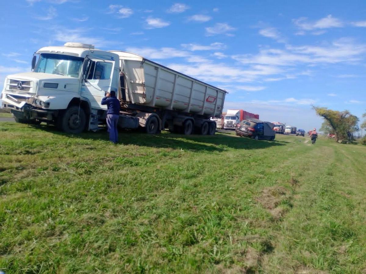 DOS MUERTOS EN VIOLENTO CHOQUE DE UN CAMIÓN Y UNA CAMIONETA EN CÓRDOBA