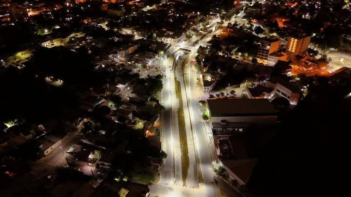 ILUMINAN LA AVENIDA LOS CAUDILLOS EN LA ZONA NORTE