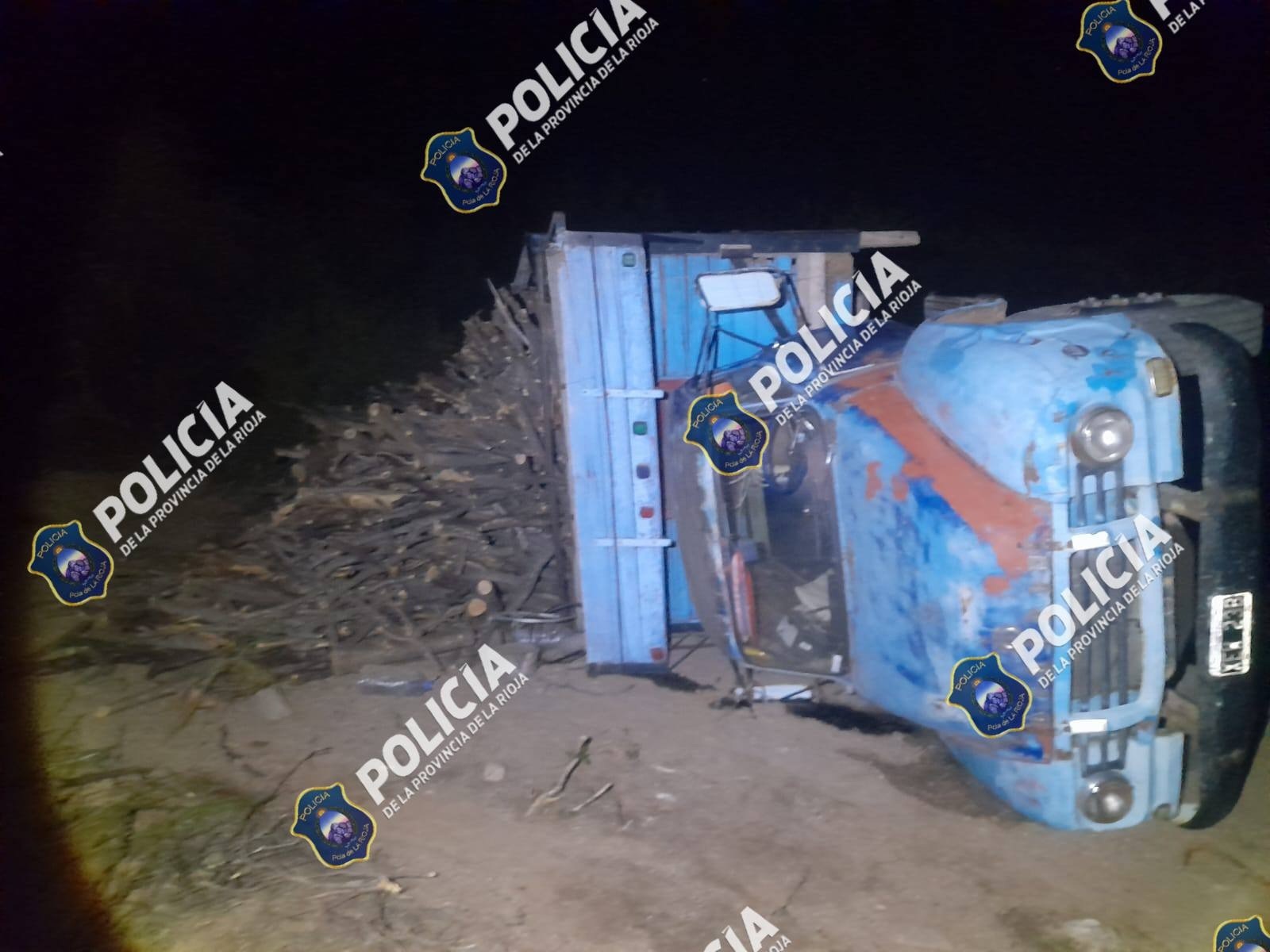 CAMIONERO VOLCÓ Y TERMINÓ INTERNADO