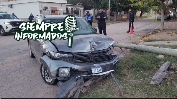 CONDUCTOR EBRIO IMPACT&Oacute; CONTRA UN POSTE DE LUZ EN ZONA SUR