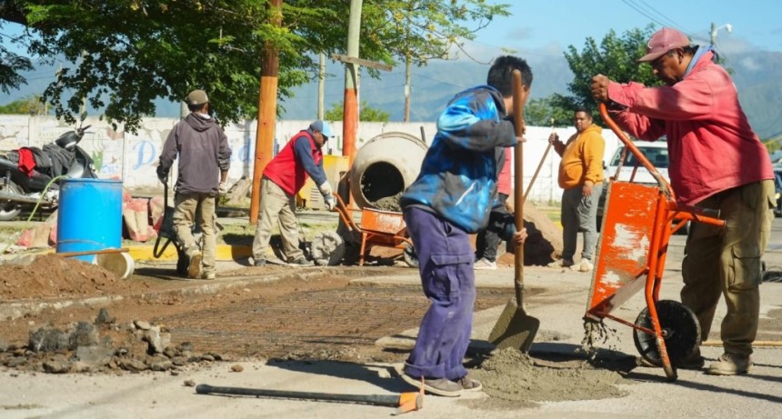 EL MUNICIPIO AVANZA CON LAS TAREAS DE BACHEO EN LOS BARRIOS DE LA CIUDAD
